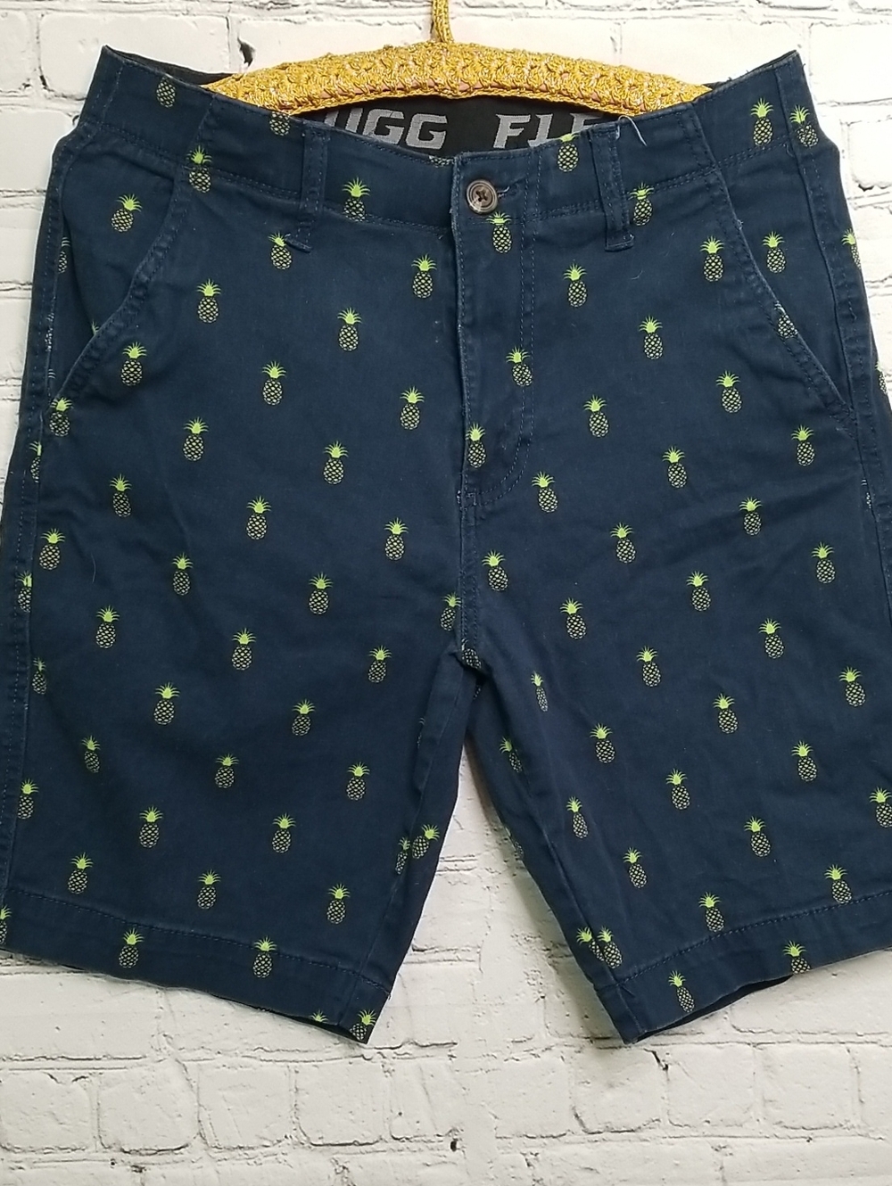 Plugg Flex mens shorts size Small navy blue w/ pineapples front&back pockets EUC
